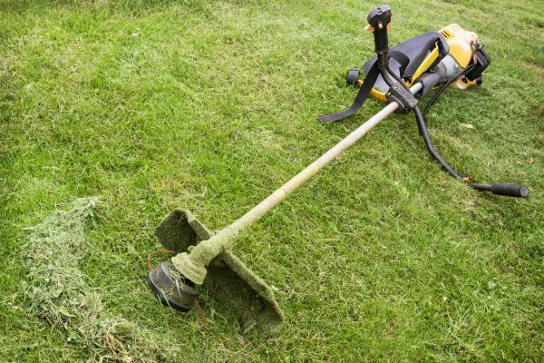 Hillside Weed Whacking in Kaysville